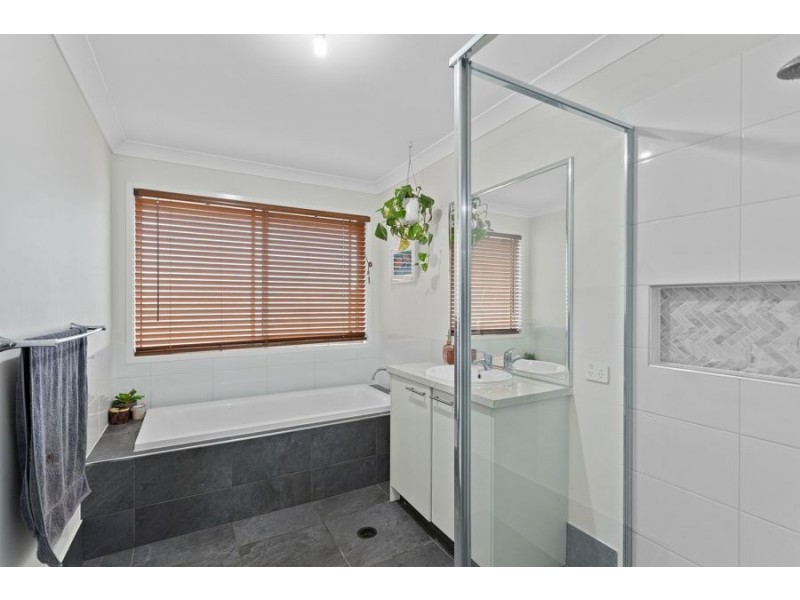 17 Skyline Drive, Withcott QLD 4352