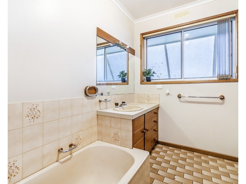 42 Avonmore Avenue, Portland VIC 3305