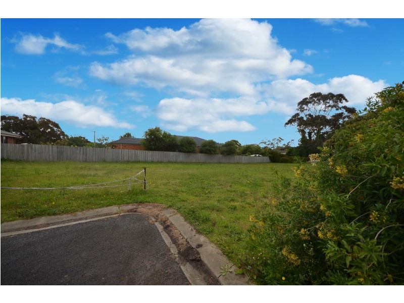 16 Robins Avenue, Portland VIC 3305