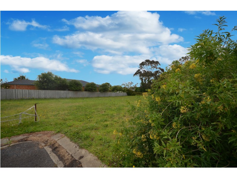 16 Robins Avenue, Portland VIC 3305
