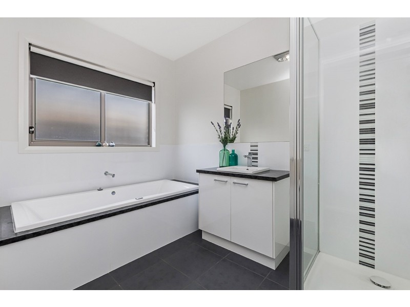 2 Neptune Avenue South, Portland VIC 3305