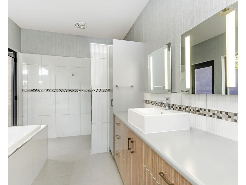 1 Laguna Court, Portland VIC 3305