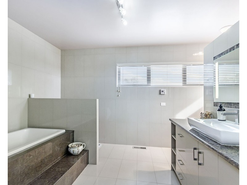 1 Laguna Court, Portland VIC 3305