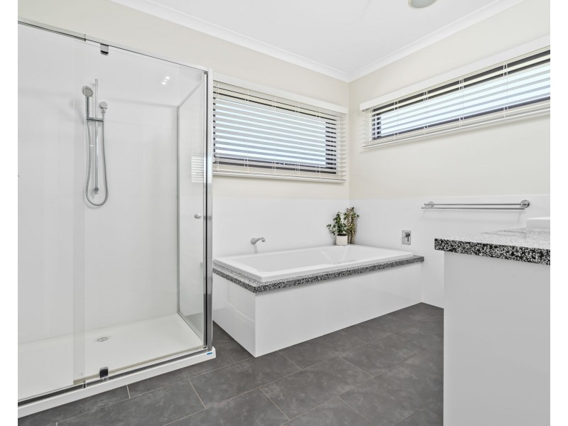 2 Laguna Court, Portland VIC 3305