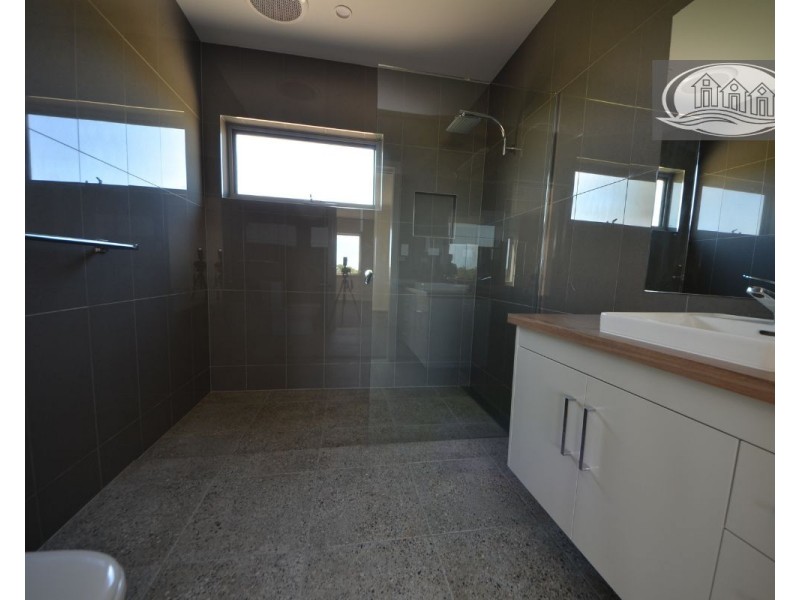 24 Ocean View Drive East, Narrawong VIC 3285