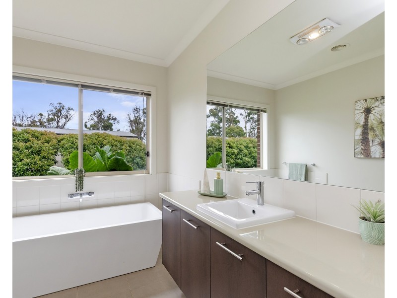 24 Tully Lane, Bolwarra VIC 3305