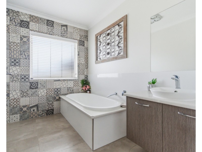 18 Atlantis Avenue, Portland VIC 3305