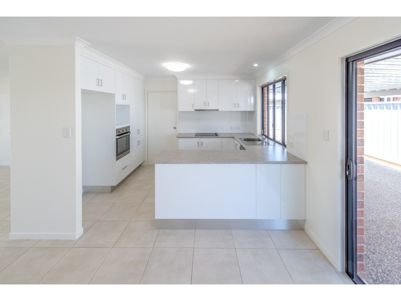 2/191 Barolin Street, Avenell Heights QLD 4670