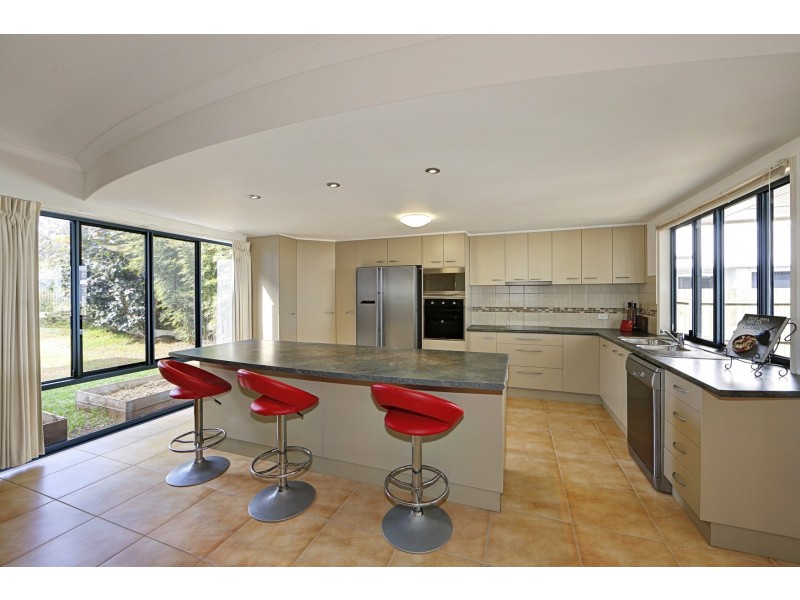 2 Arthur Brown Court, Coral Cove QLD 4670