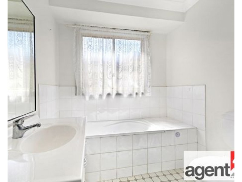 2B Whitcroft Place, Oxley Park NSW 2760