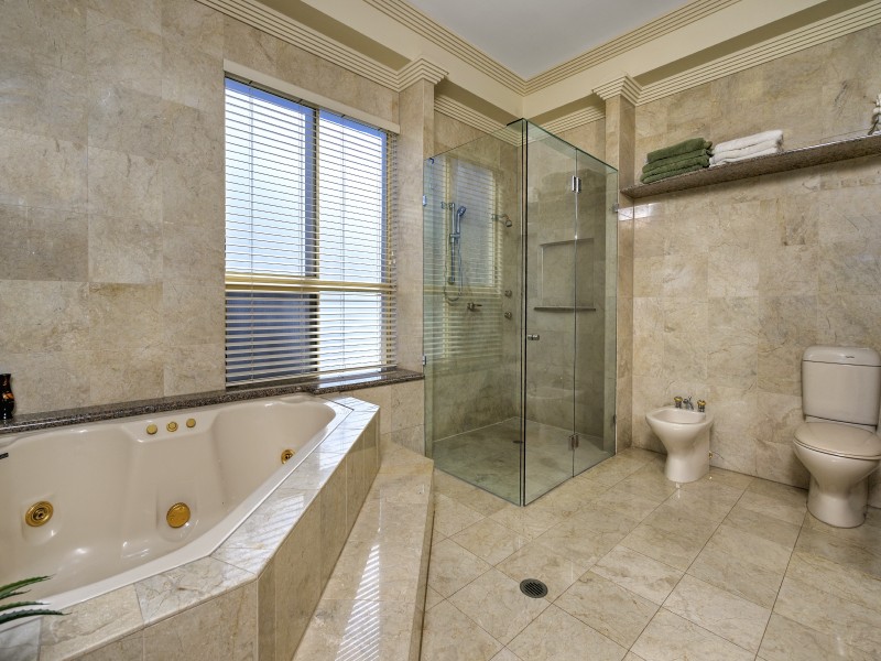 109 Summer Hill Drive, Mooroobool QLD 4870