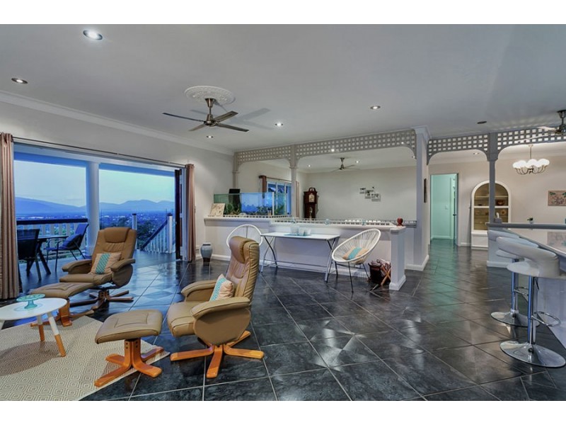 15 Julian Close, Mooroobool QLD 4870