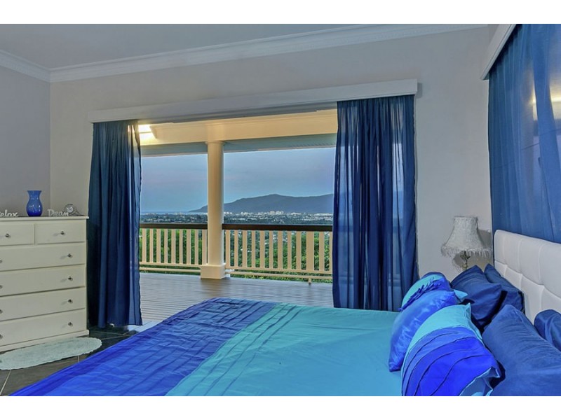 15 Julian Close, Mooroobool QLD 4870