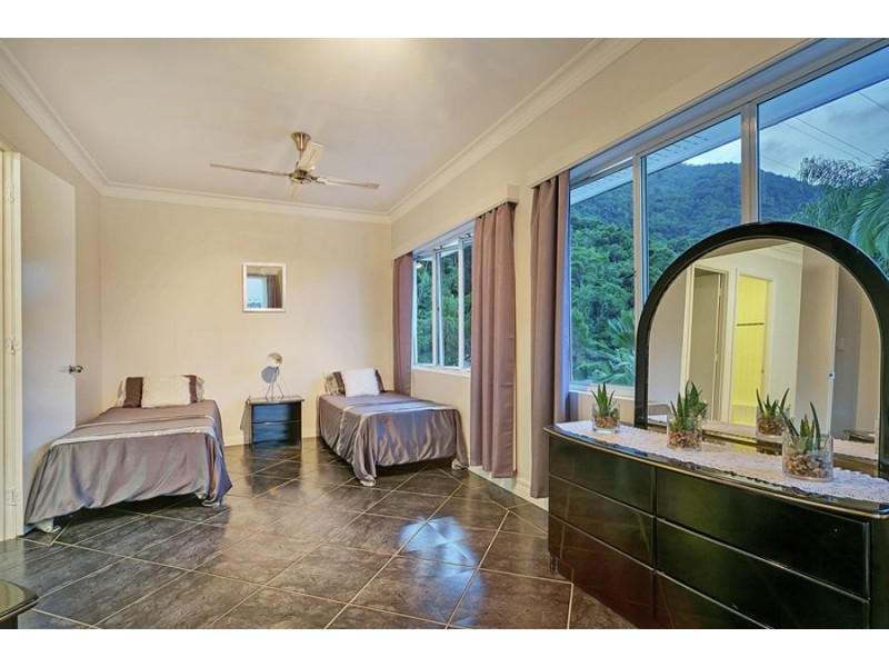 15 Julian Close, Mooroobool QLD 4870