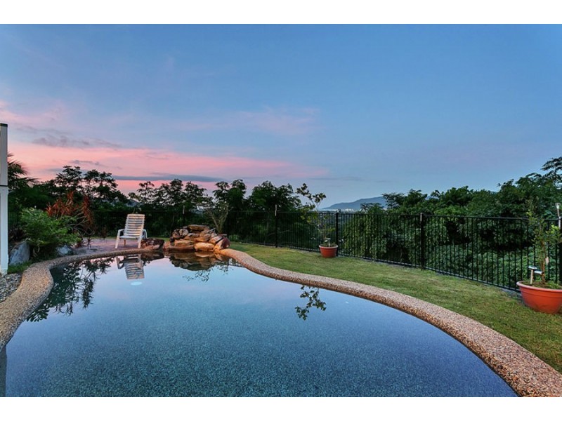 15 Julian Close, Mooroobool QLD 4870