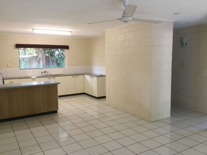 2/2 Jacaranda Street, Holloways Beach QLD 4878