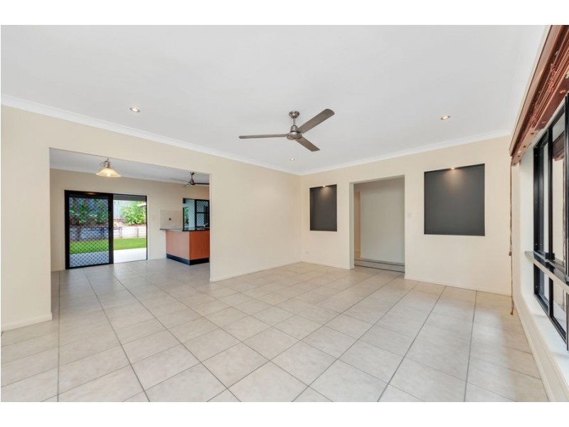 9 Huntley Crescent, Redlynch QLD 4870