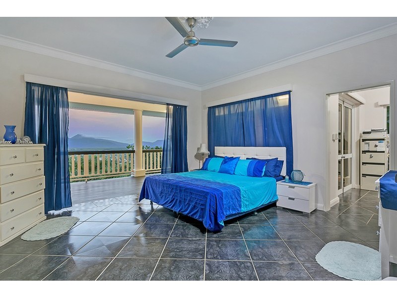 15 Julian Close, Mooroobool QLD 4870