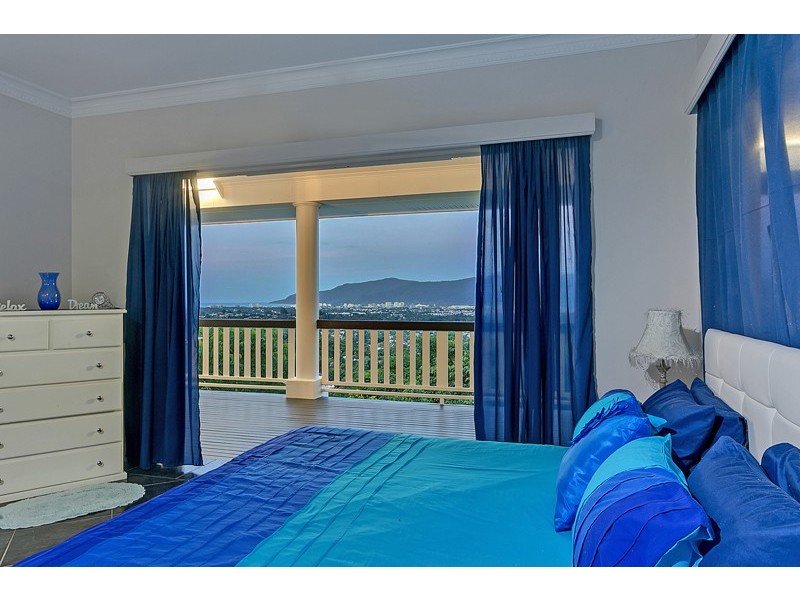 15 Julian Close, Mooroobool QLD 4870