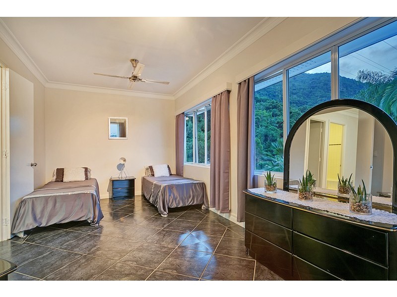 15 Julian Close, Mooroobool QLD 4870