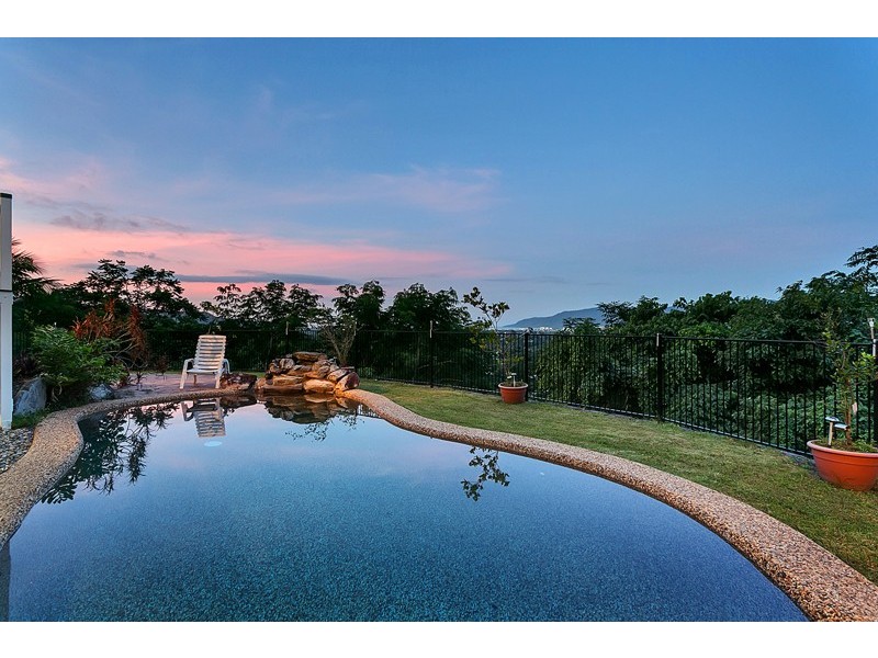 15 Julian Close, Mooroobool QLD 4870