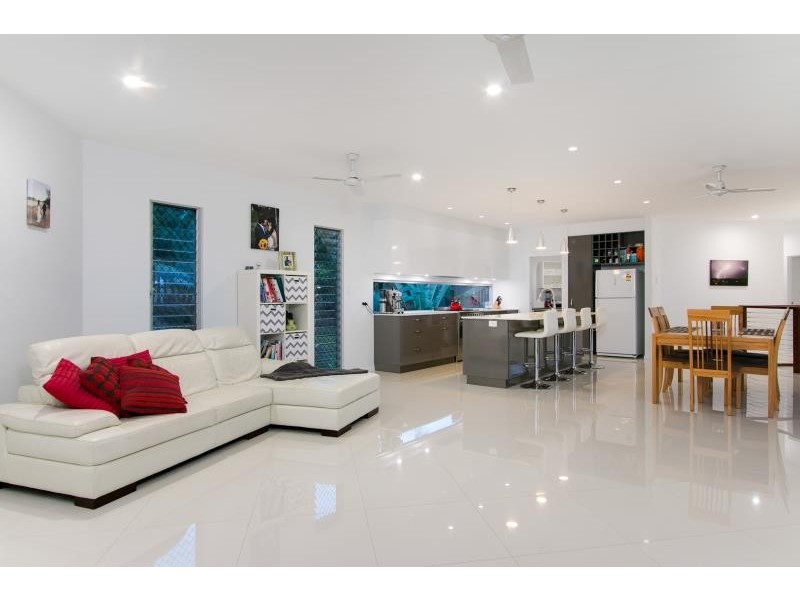 18 Bel Air Drive, Whitfield QLD 4870