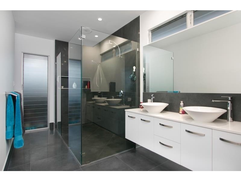 18 Bel Air Drive, Whitfield QLD 4870