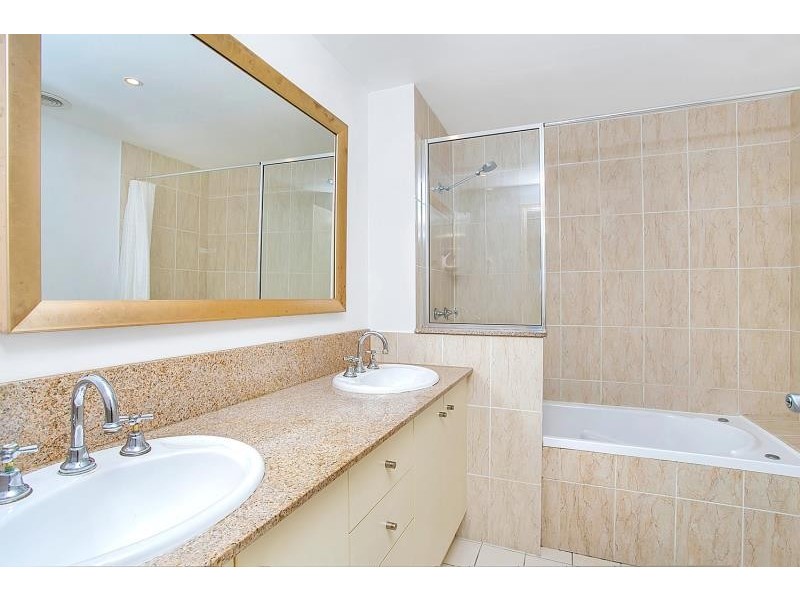 1223/2 Greenslopes Street, Cairns North QLD 4870