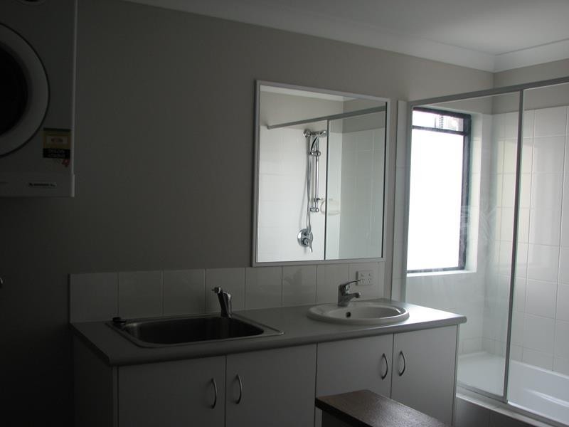 2/4-6 Olive Street, Manoora QLD 4870