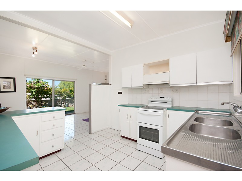 119-121 McManus Street, Whitfield QLD 4870