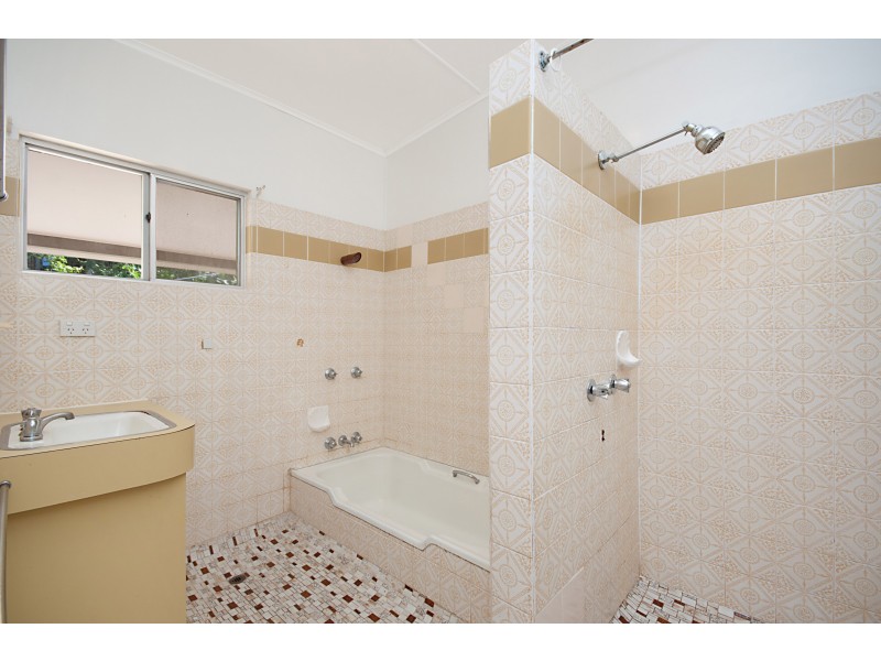 119-121 McManus Street, Whitfield QLD 4870
