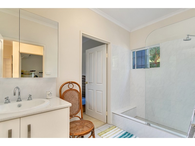 8 Jadana Close, Mooroobool QLD 4870