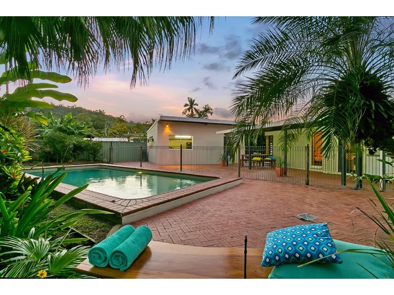 4 Briggs Close, Whitfield QLD 4870