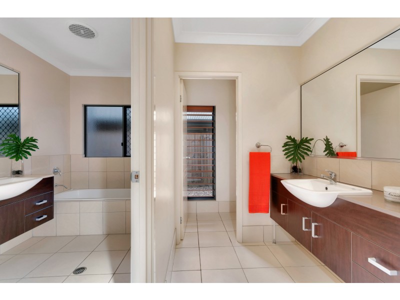 6 Savaii Close, Palm Cove QLD 4879