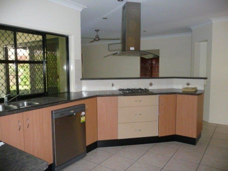 9 Huntley Crescent, Redlynch QLD 4870