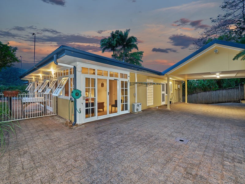 138 Hillview Crescent, Whitfield QLD 4870