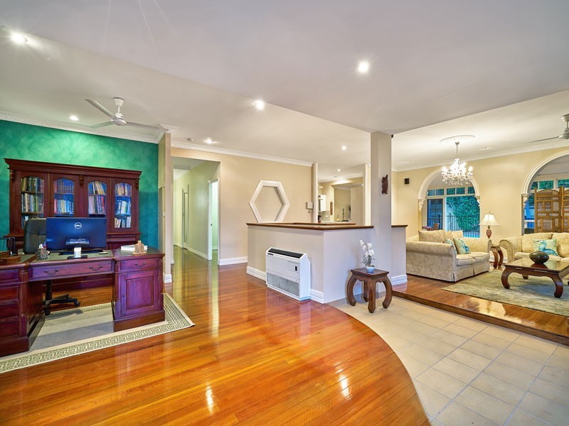 138 Hillview Crescent, Whitfield QLD 4870