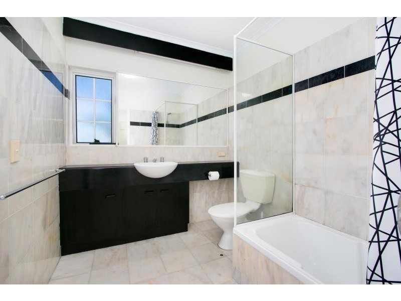 7/327 Lake Street, Cairns North QLD 4870