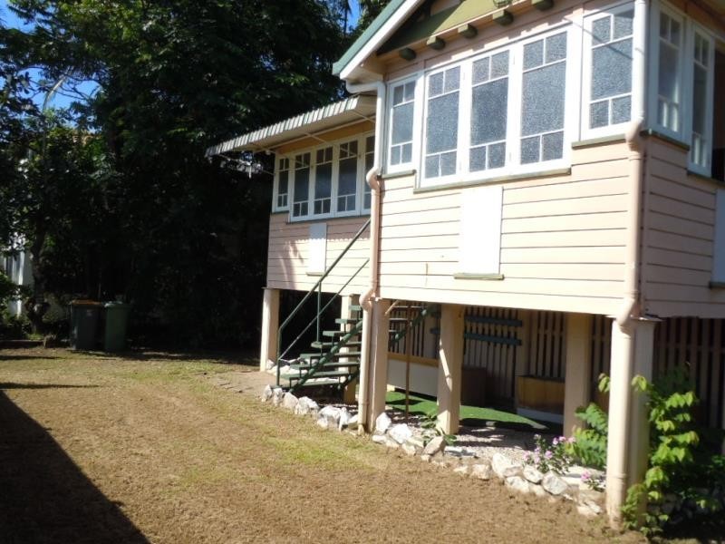 19 Law Street, Cairns North QLD 4870