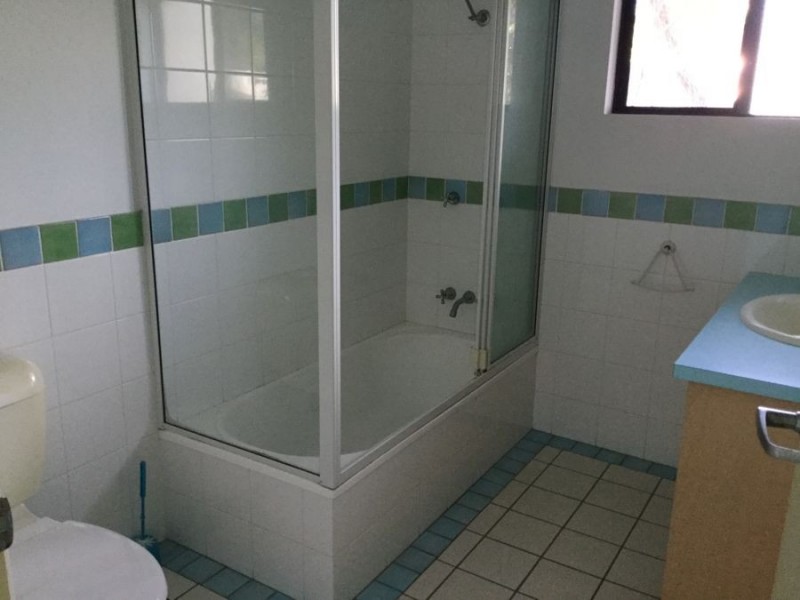 9 Trappes Court, Mooroobool QLD 4870