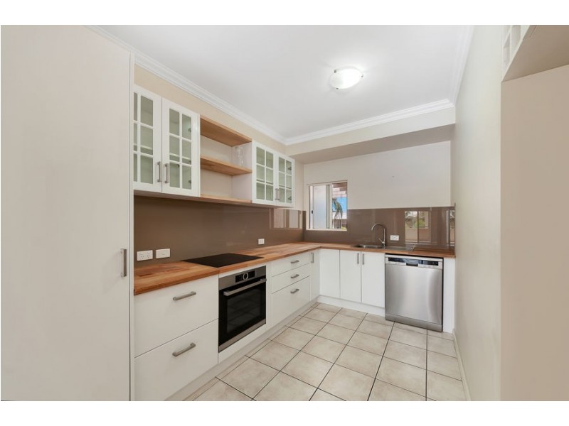 17/304 Lake Street, Cairns North QLD 4870
