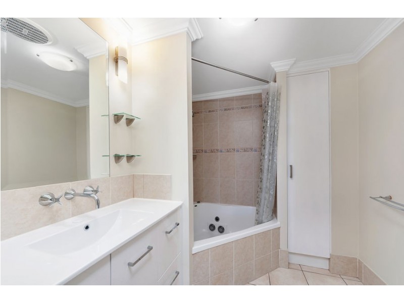 17/304 Lake Street, Cairns North QLD 4870