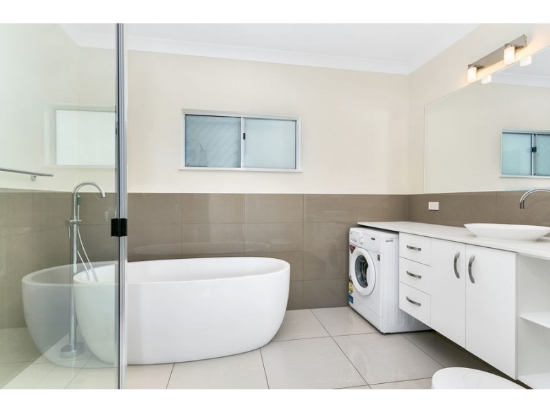 4 Torazzi Place, Mooroobool QLD 4870