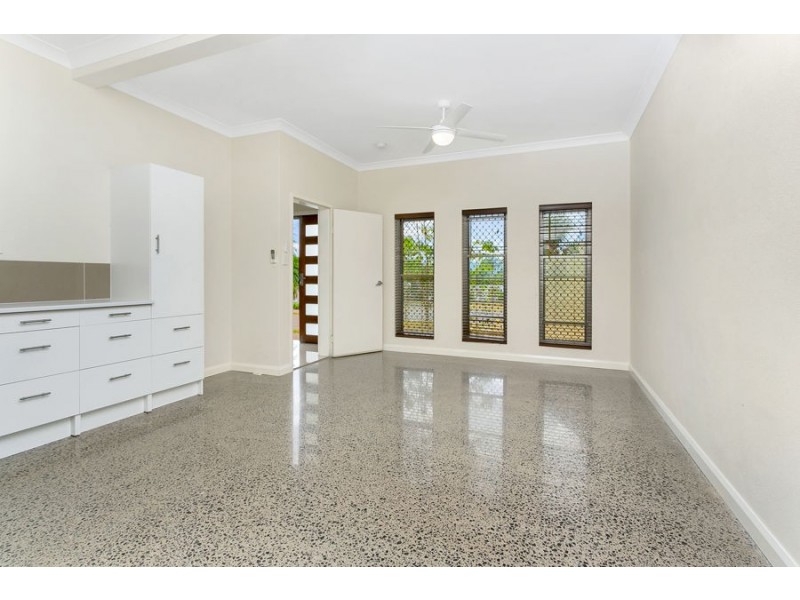 4 Torazzi Place, Mooroobool QLD 4870