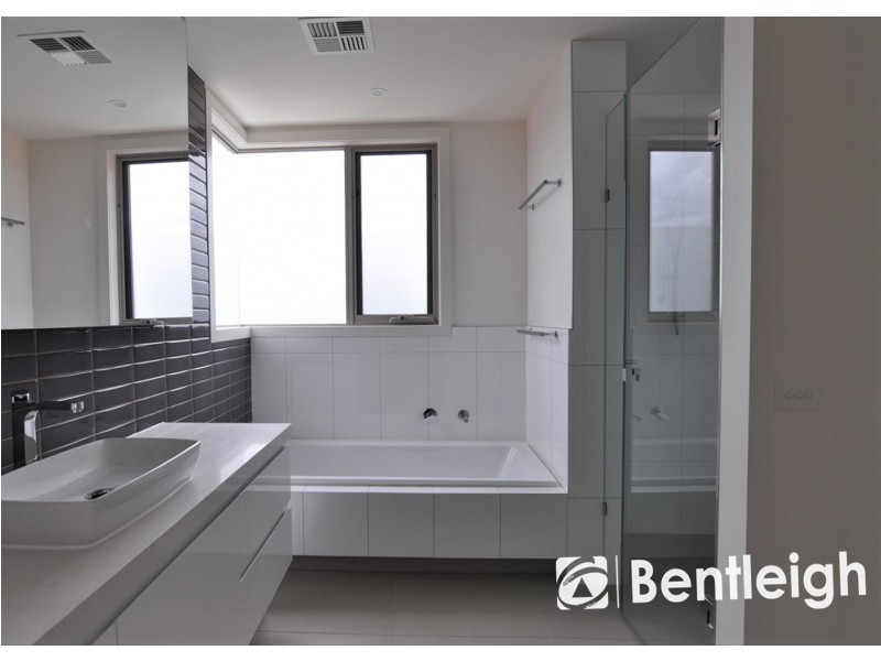 2/33 Browns Road, Bentleigh East VIC 3165