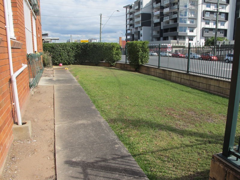 1/2 Carl Street, Woolloongabba QLD 4102