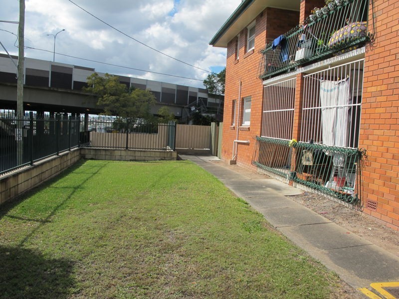 1/2 Carl Street, Woolloongabba QLD 4102