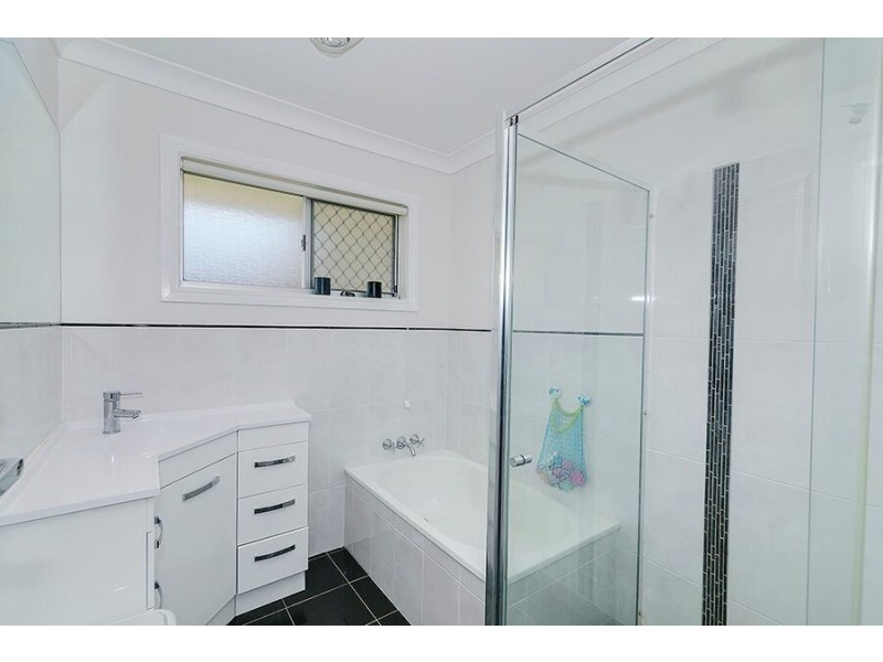 21 SILVERTOP ST, Hillcrest QLD 4118