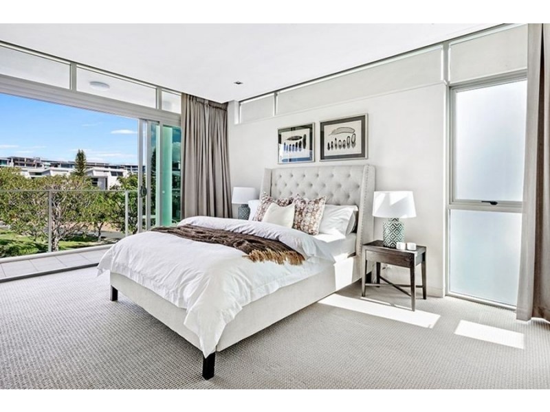 18A Ephraim Island Parade, Paradise Point QLD 4216