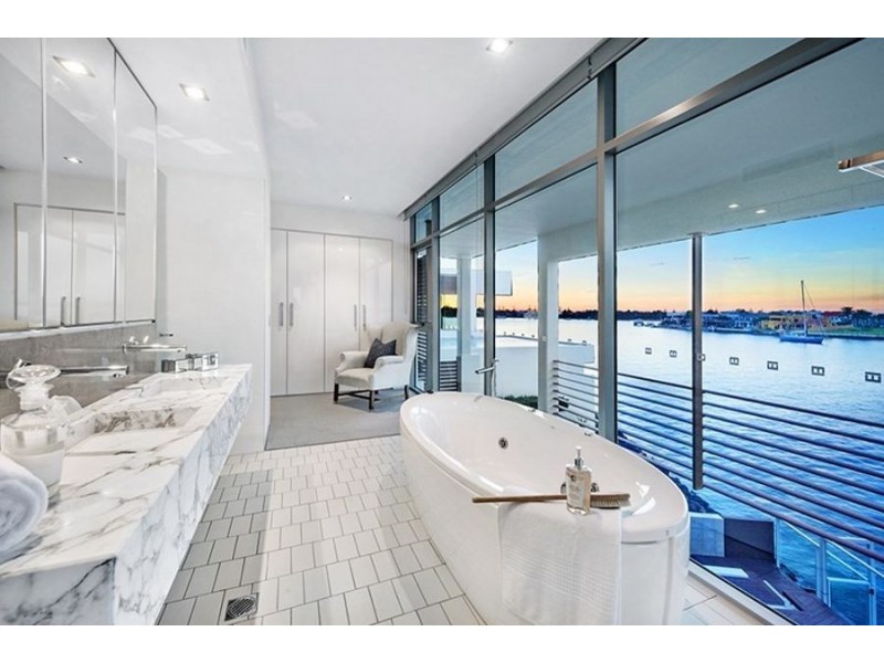 18A Ephraim Island Parade, Paradise Point QLD 4216